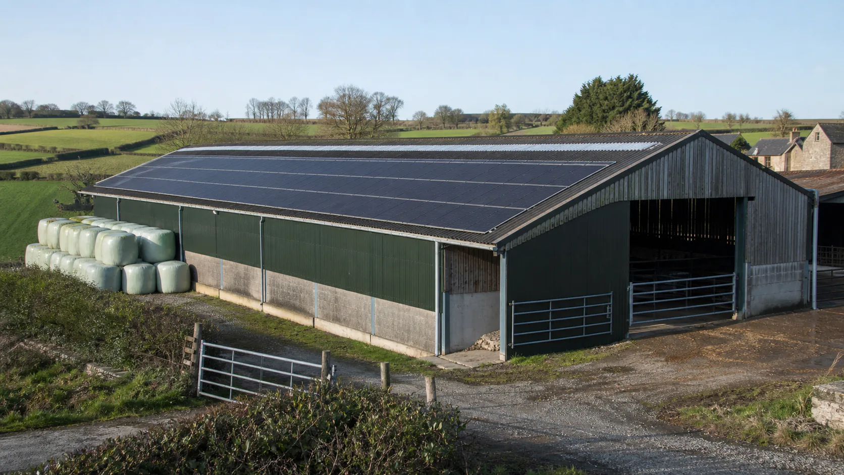 Panneaux photovoltaïques sur la toiture d’un bâtiment agricole français en activité